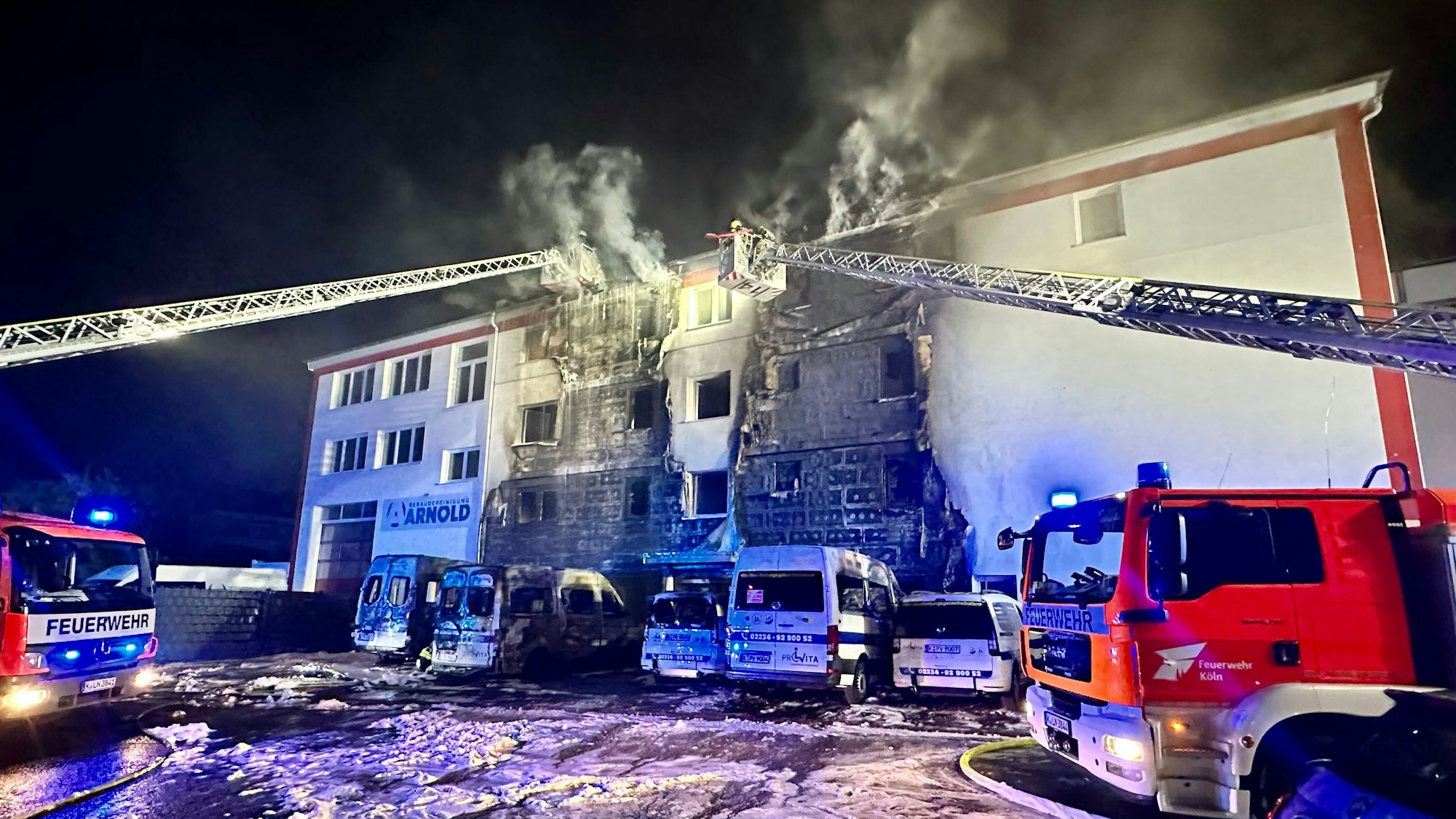Feuerwehr im Einsatz bei einem Großbrand in der Dieselstraße, Köln-Lövenich, am Freitag, dem 11. August 2023.