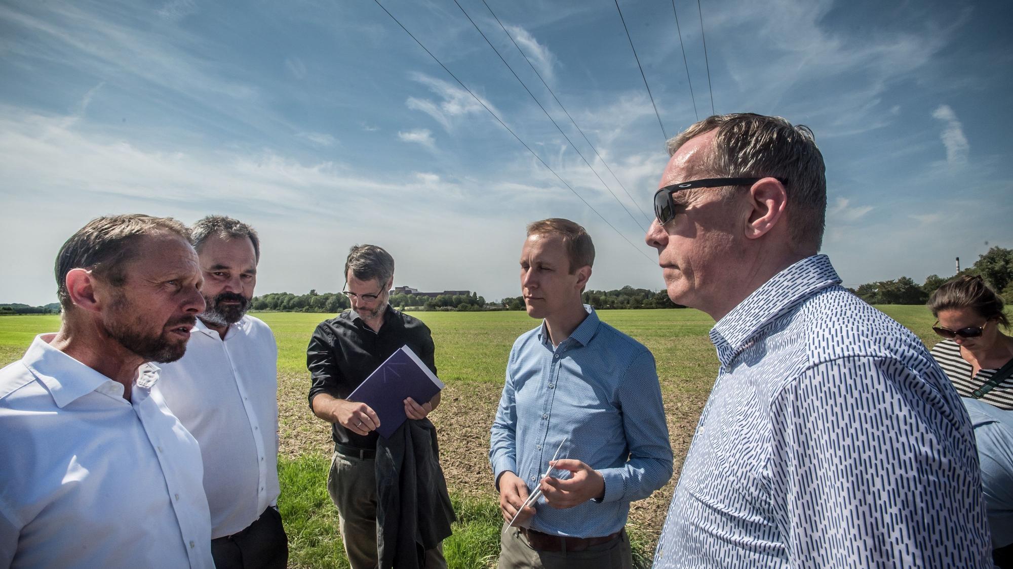 Uwe Richrath, Thomas Eimermacher, Ulrik Dietzler, Daniel Zimmermann, PK Windenergie am Buschbergsee, OB Uwe Richrath und der Monheimer Bürgermeister Daniel Zimmermann erläutern die Pläne für die Windenergie an der Stadtgrenze nahe der Straße Fahnenacker