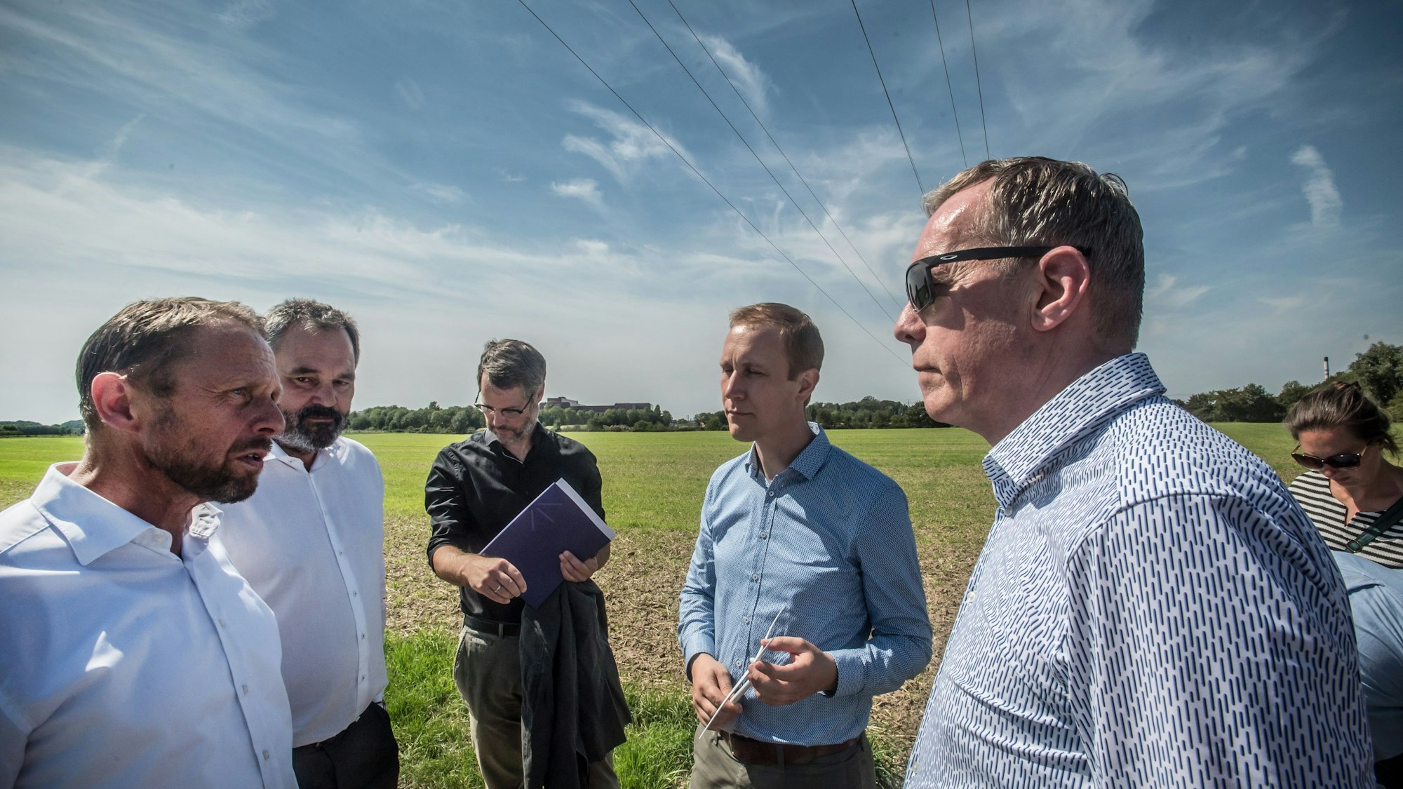 Uwe Richrath, Thomas Eimermacher, Ulrik Dietzler, Daniel Zimmermann, PK Windenergie am Buschbergsee, OB Uwe Richrath und der Monheimer Bürgermeister Daniel Zimmermann erläutern die Pläne für die Windenergie an der Stadtgrenze nahe der Straße Fahnenacker