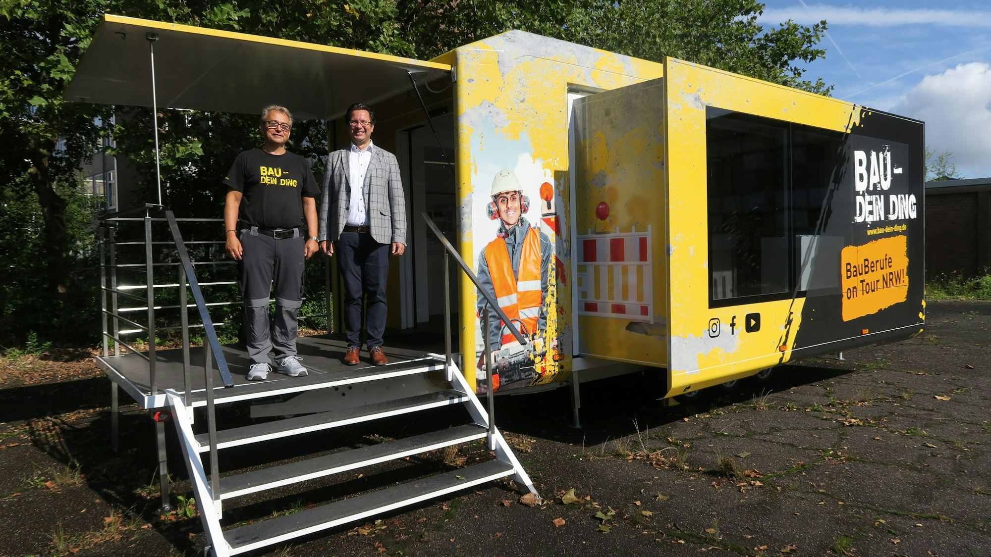 Gregor Patora und Michael Rohr (v.l) außen am Bautrailer.