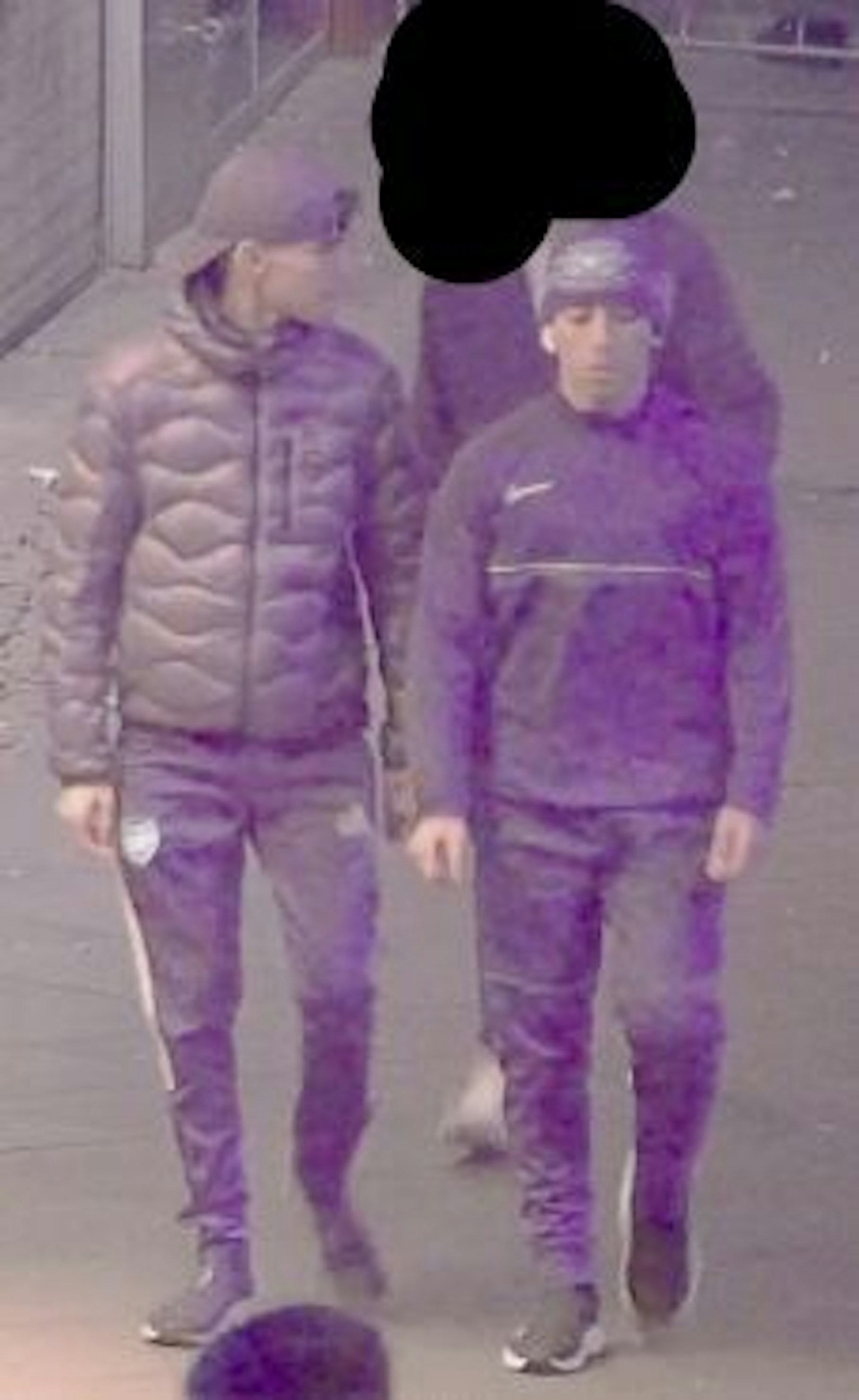 Zu sehen sind zwei Männer, die eine Taxifahrerin bedroht und beraubt haben sollen.