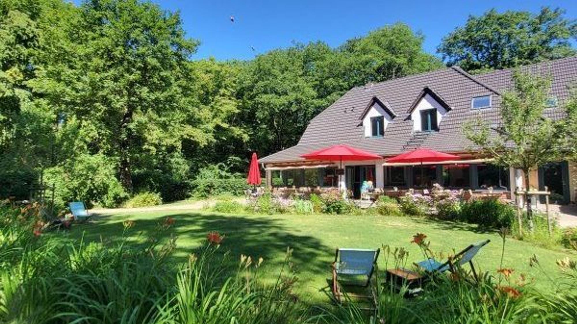 Der Garten und das Café der Waldschenke Bonn sind von außen zu sehen.