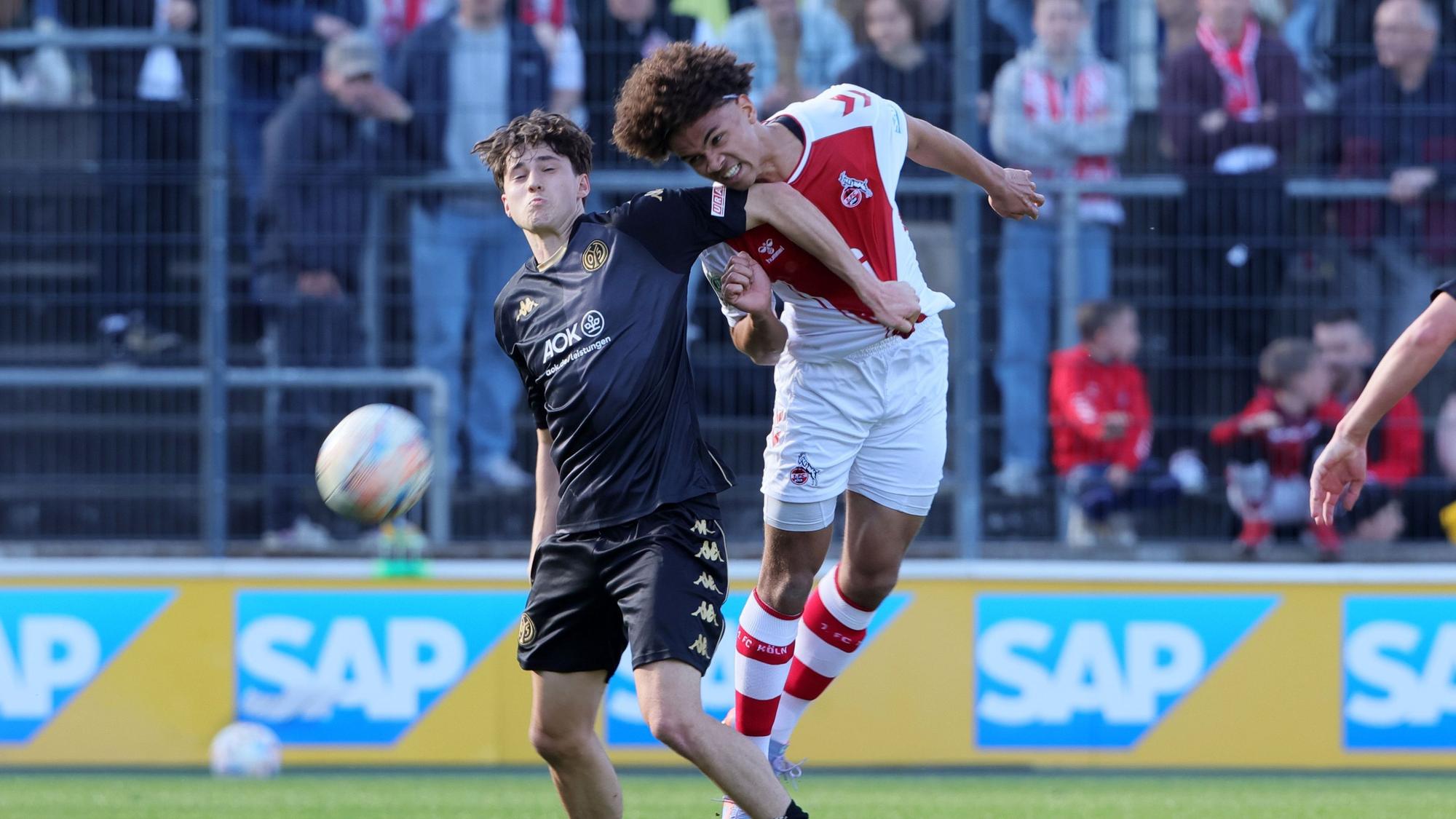1.FC Köln U19 vs. FSV Mainz 05 U19, A Junioren Bundesliga, Halbfinal Rückspiel um die Deutsche Meisterschaft, von links: Lovis Frederik Bierschenk, Neo Telle (1.FC Köln), 14.04.2023, Bild: Herbert Bucco