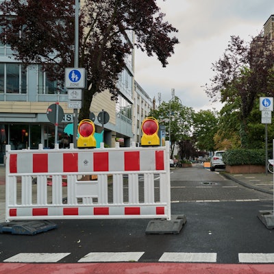 Absperrungen stehen vor der Straße zur Deutzer Freiheit