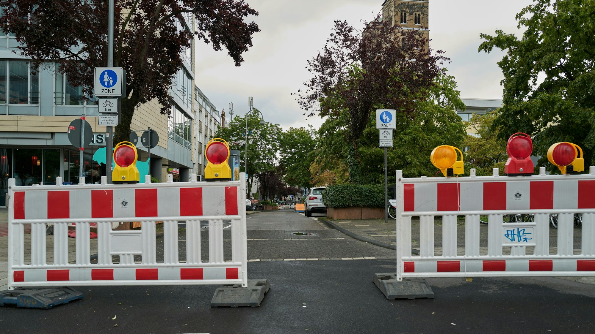 Bilder der Deutzer Freiheit unmittelbar nach dem Urteil, das den Verkehrsversuch zur Beruhigung der Deutzer Freiheit vom Autoverkehr aufgehoben hat.