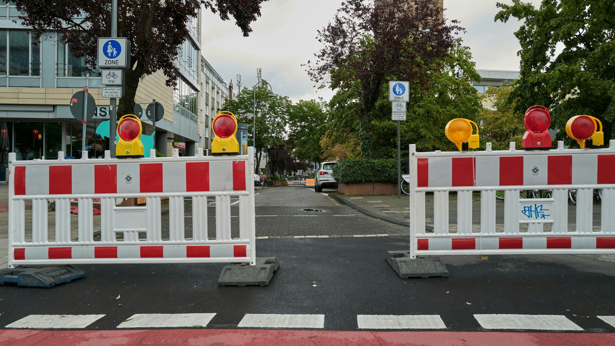 Absperrungen stehen vor der Straße zur Deutzer Freiheit