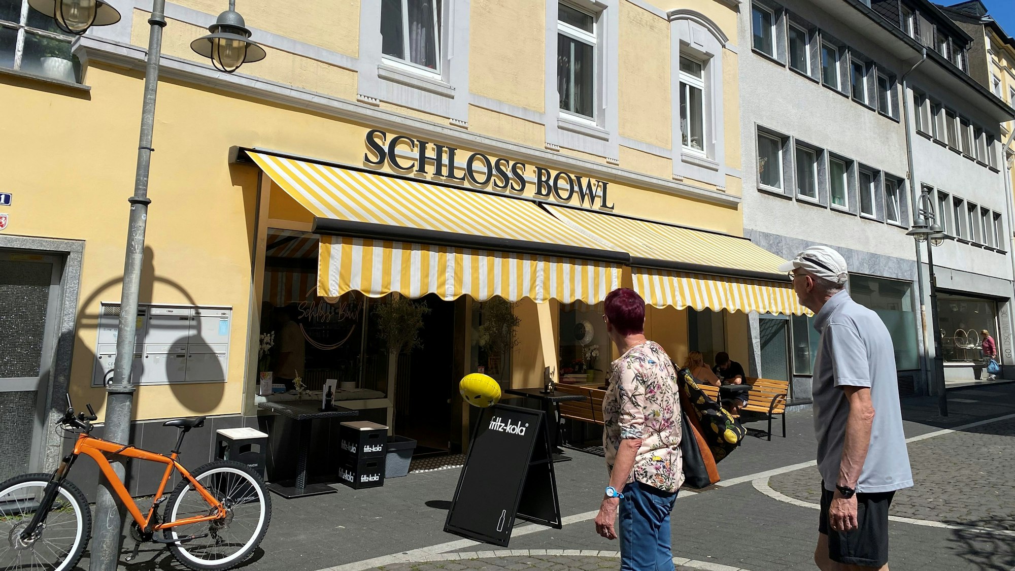 Das neue Restaurant befindet sich in einem Altbau mit gelber Fassade. Vor dem Haus stehen Stühle und Tische.