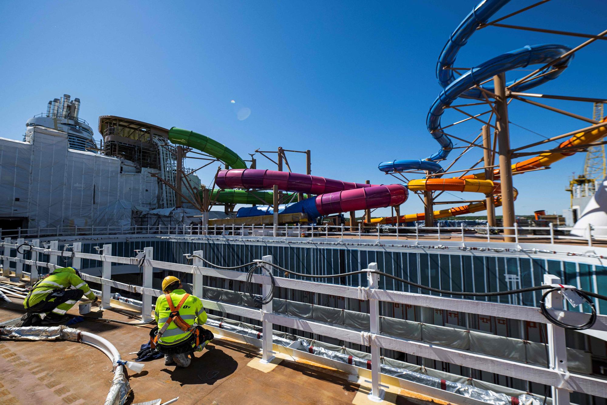 Seit April 2022 sind rund 2600 Arbeiter und Arbeiterinnen täglich im Einsatz, um „Icon of the Seas“ in der Meyer-Turku-Werft in Finnland fertig zu bauen.