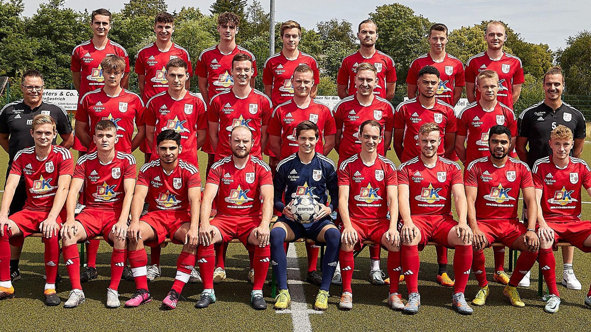 Das Bild zeigt die erste Mannschaft der Spielgemeinschaft Dahlem-Schmidtheim