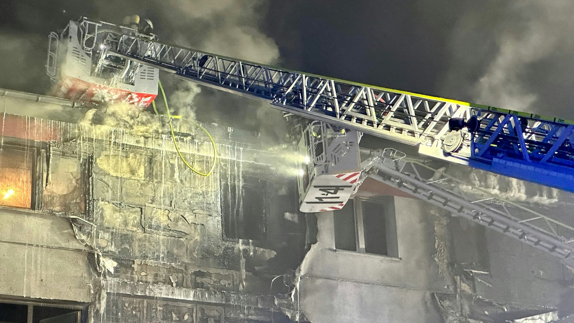 Feuerwehr im Einsatz bei einem Großbrand in der Dieselstraße, Köln-Lövenich, am Freitag, den 11. August 2023.