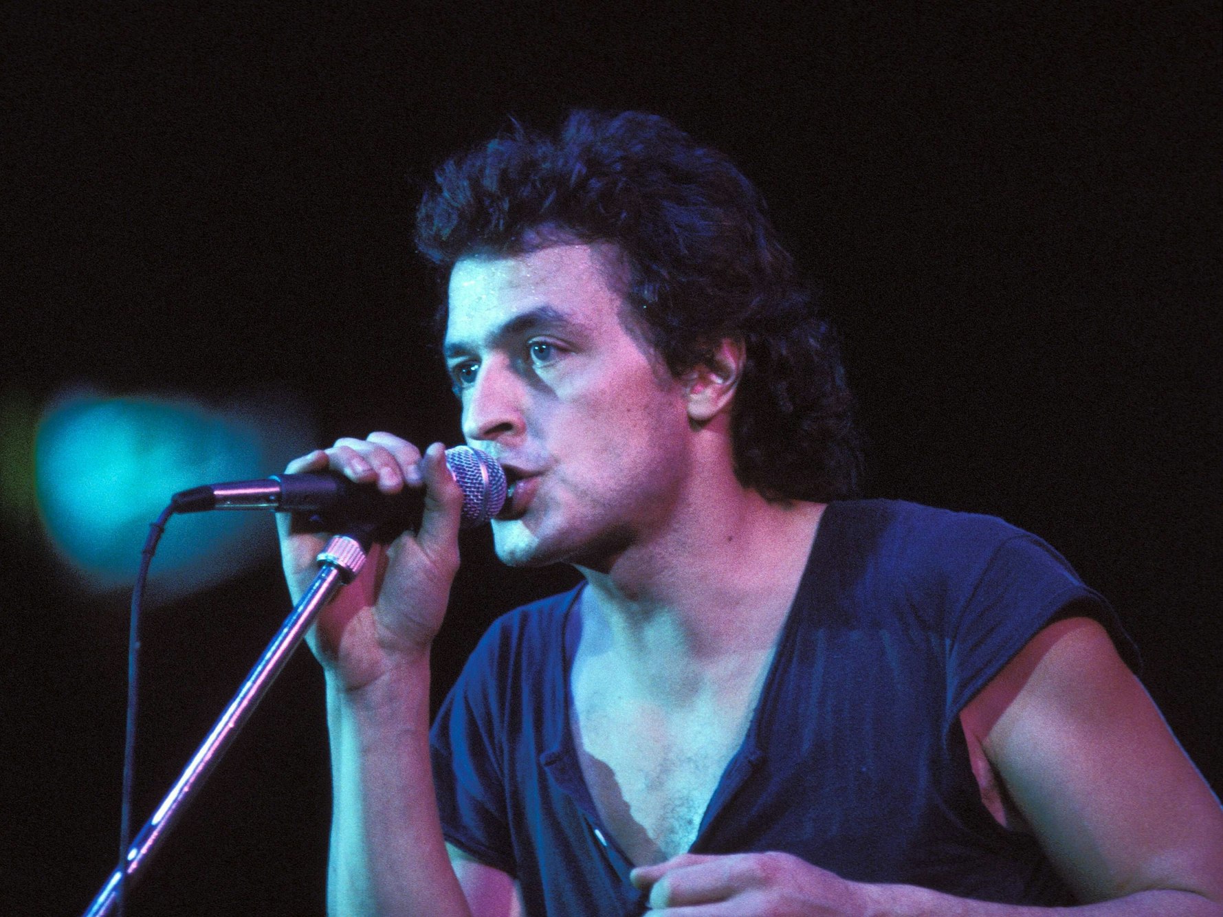 Wolfgang Niedecken singt auf der Bühne ins Mikrofon.