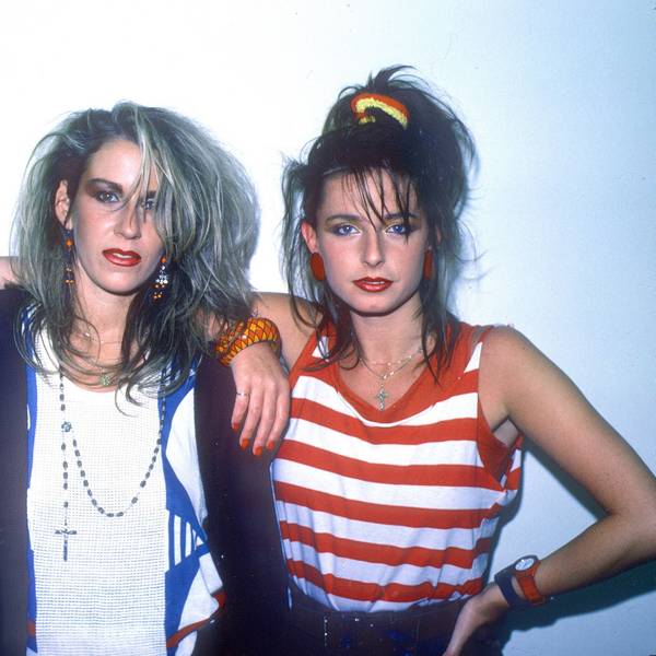 Bananarama posieren vor einer Wand.
