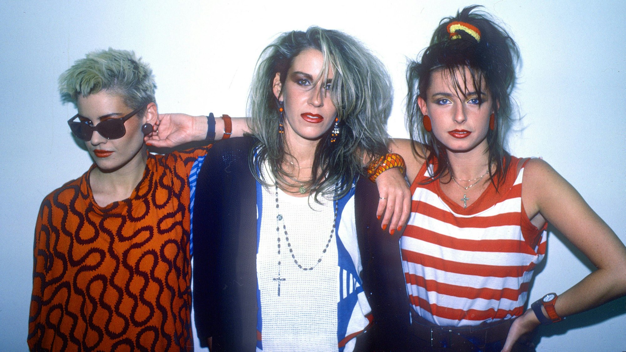 Bananarama posieren vor einer Wand.
