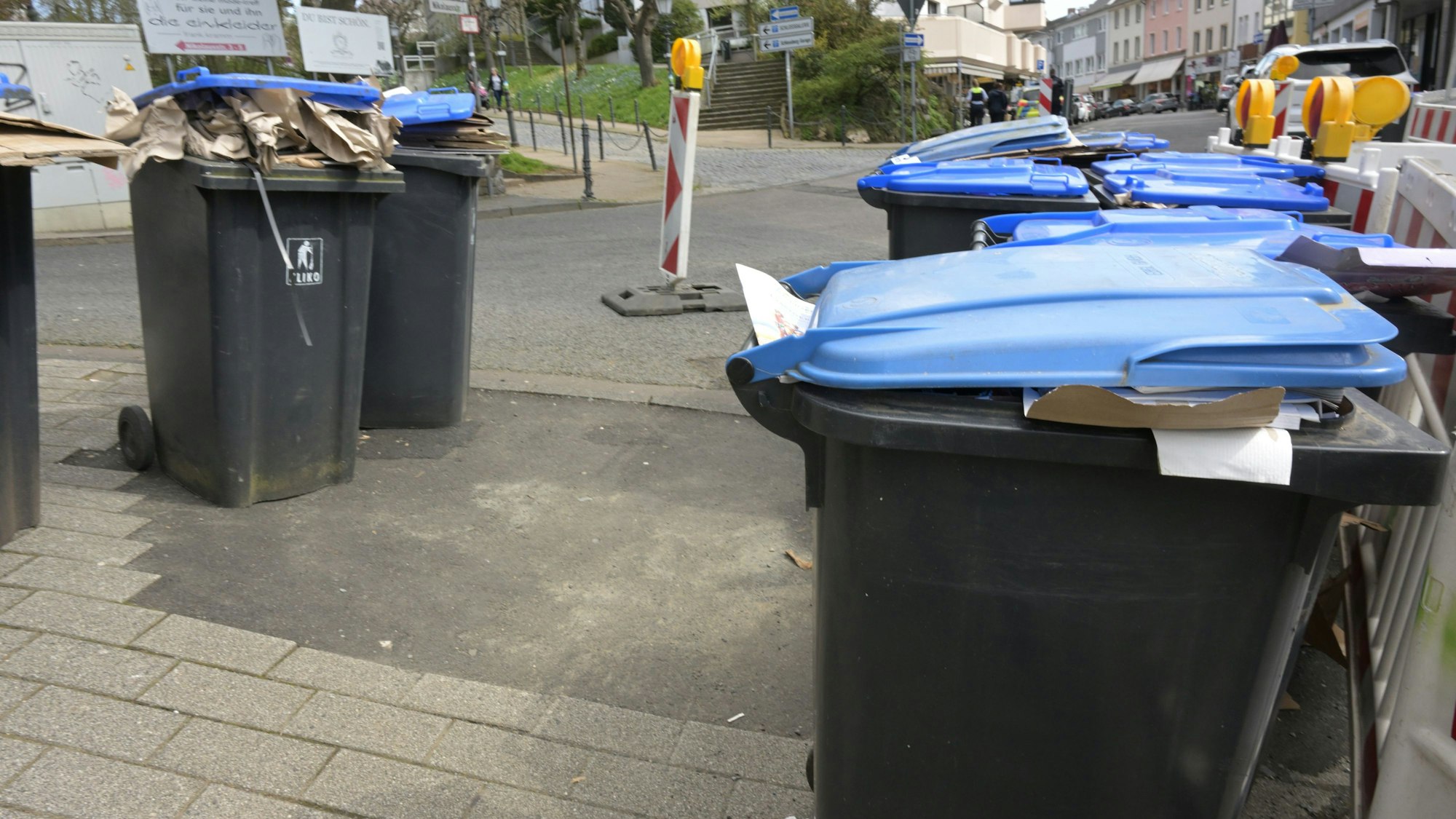 Blaue Papiertonnen in Bensberg, die nicht termingerecht geleert werden.