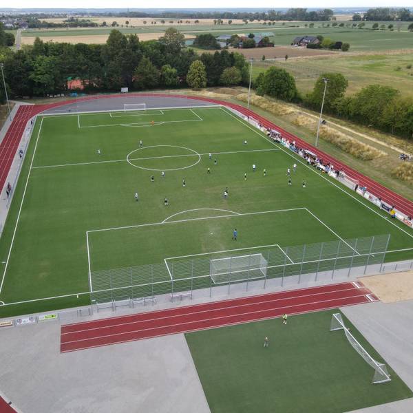 Das Bild zeigt ein Fußballspiel aus der Luft.