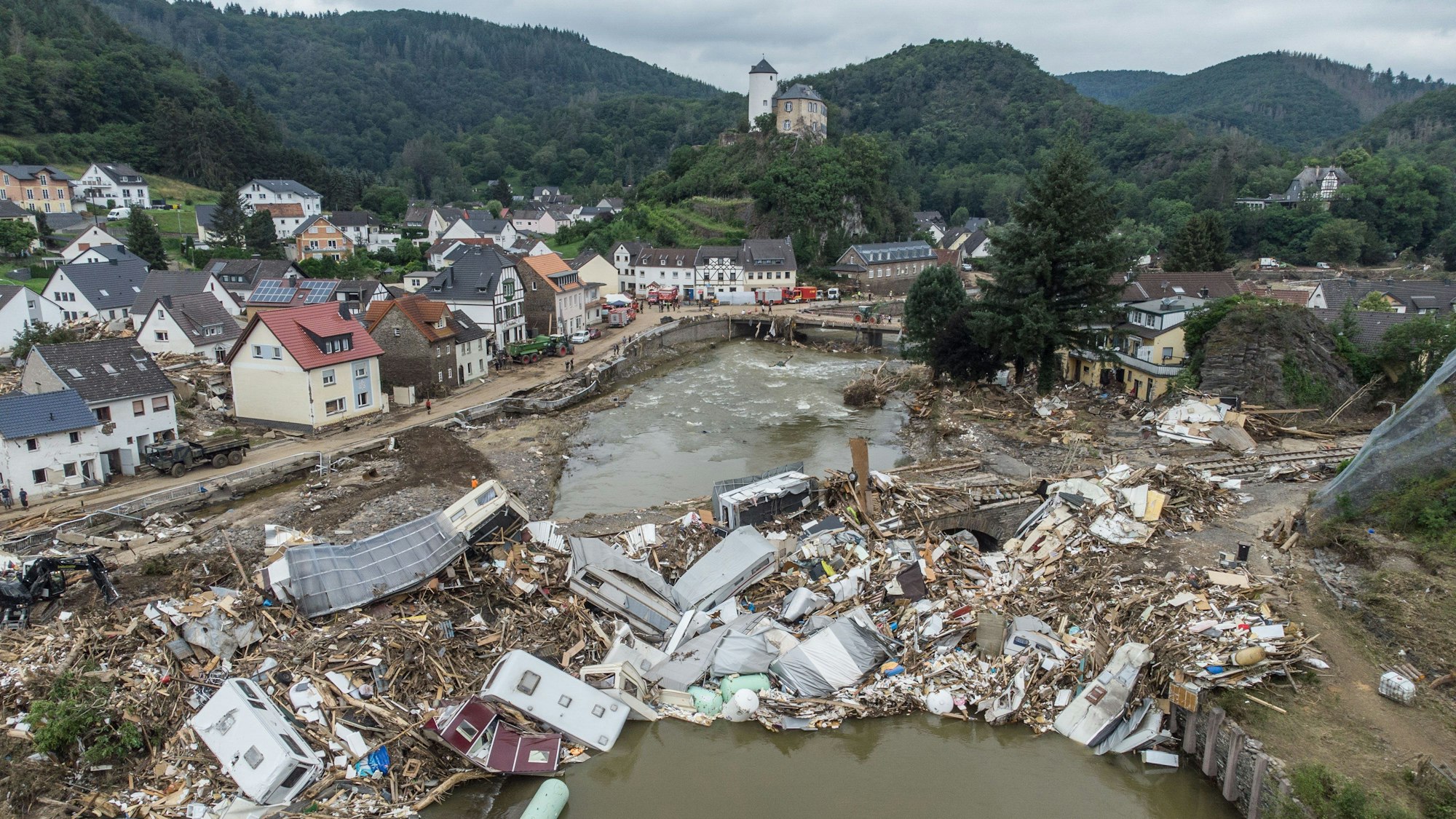 Am 19. Juli 2021 türmen sich nach der Flutkatastrophe Wohnwagen, Gastanks, Bäume und Schrott meterhoch an einer Brücke über der Ahr in Altenahr (Archivbild).