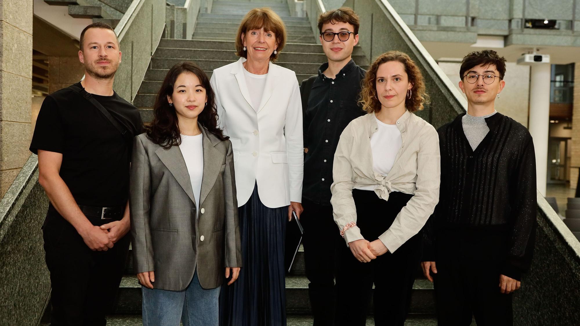 V.l.n.r. alle Preisträger: Mathias Weinfurter, Yoora Park, Laudatio und Verleihung von Oberbürgermeisterin Henriette Reker, Fabian Dudek, Thea Mantwill und Nicolas Berge.