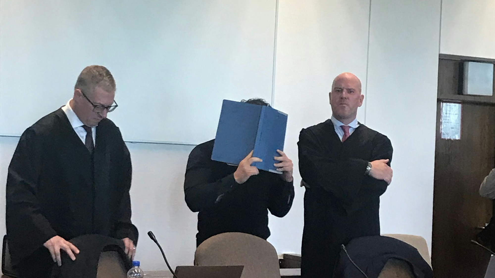 Zu sehen sind von links Verteidiger André Birkner, der Angeklagte Erdogan I. und Verteidiger Martin Bücher im Prozess um einen Millionenbetrug mit nicht existenten Corona-Testzentren.