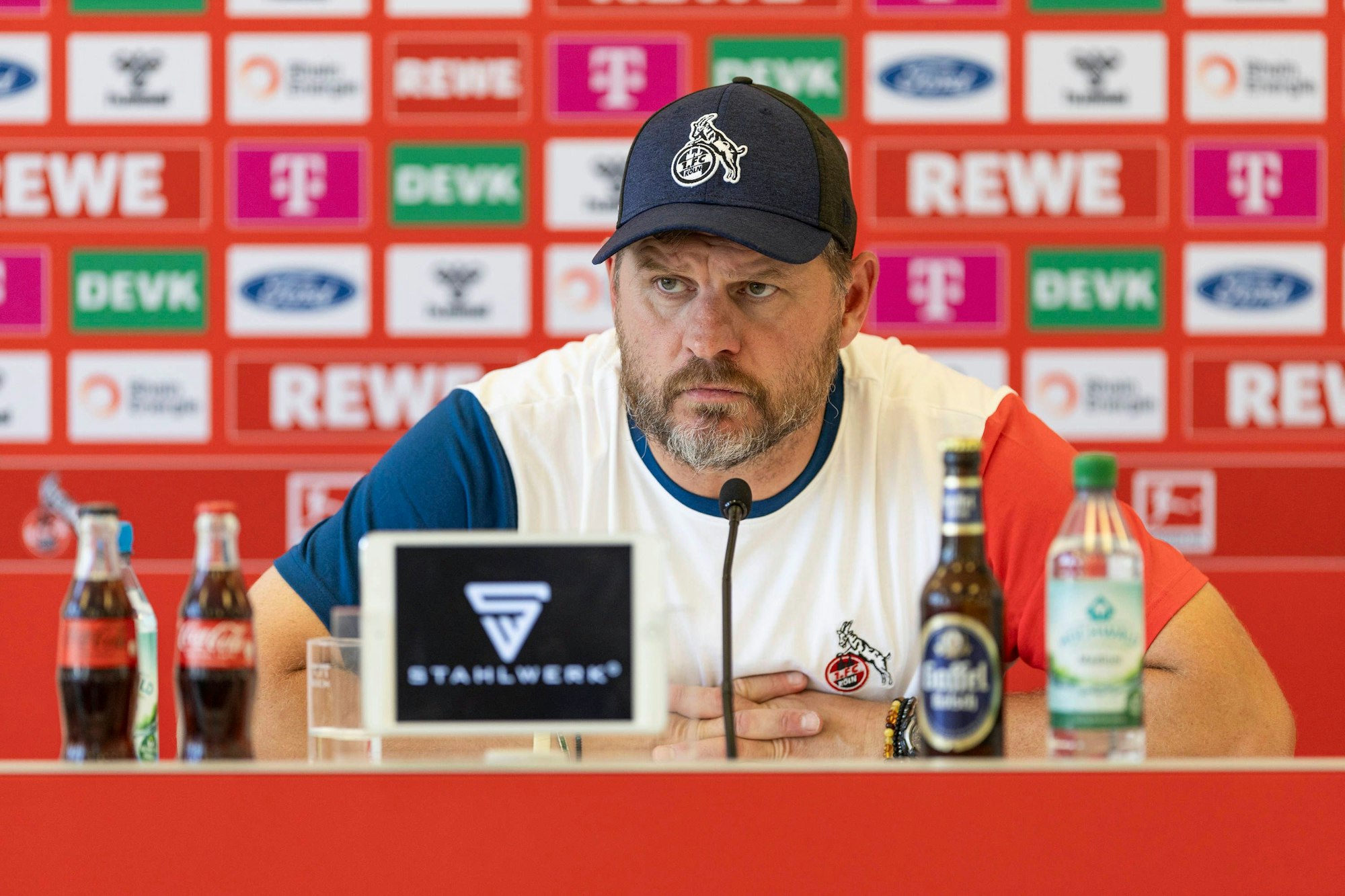 Steffen Baumgart informiert vor dem Pokalspiel in Osnabrück.