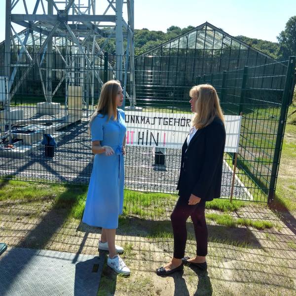 Annabel und Gabi von Clanner stehen vor einem Zaun. Hinter dem soll ein Mobilfunkmast aufgebaut werden.