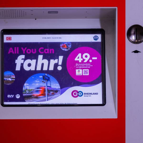 PRODUKTION - 27.04.2023, Nordrhein-Westfalen, Köln: "All you can fahr! - 49 Euro Das Deutschlandticket" steht auf einem Monitor eines Fahrkartenautomaten im Hauptbahnhof. Ab Montag (01.05.2023) gilt bundesweit das 49 Euro teure Deutschlandticket im öffentlichen Personennahverkehr. Foto: Rolf Vennenbernd/dpa +++ dpa-Bildfunk +++