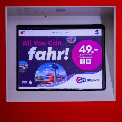 PRODUKTION - 27.04.2023, Nordrhein-Westfalen, Köln: "All you can fahr! - 49 Euro Das Deutschlandticket" steht auf einem Monitor eines Fahrkartenautomaten im Hauptbahnhof. Ab Montag (01.05.2023) gilt bundesweit das 49 Euro teure Deutschlandticket im öffentlichen Personennahverkehr. Foto: Rolf Vennenbernd/dpa +++ dpa-Bildfunk +++