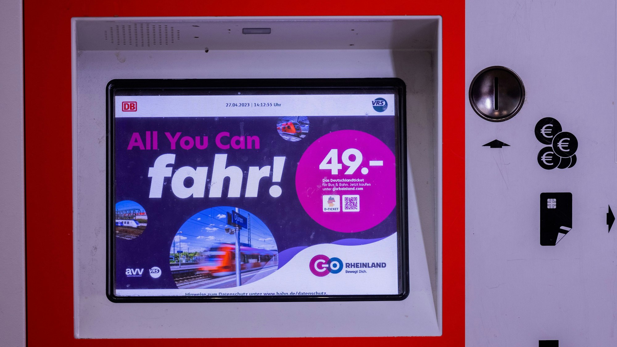 PRODUKTION - 27.04.2023, Nordrhein-Westfalen, Köln: "All you can fahr! - 49 Euro Das Deutschlandticket" steht auf einem Monitor eines Fahrkartenautomaten im Hauptbahnhof. Ab Montag (01.05.2023) gilt bundesweit das 49 Euro teure Deutschlandticket im öffentlichen Personennahverkehr. Foto: Rolf Vennenbernd/dpa +++ dpa-Bildfunk +++