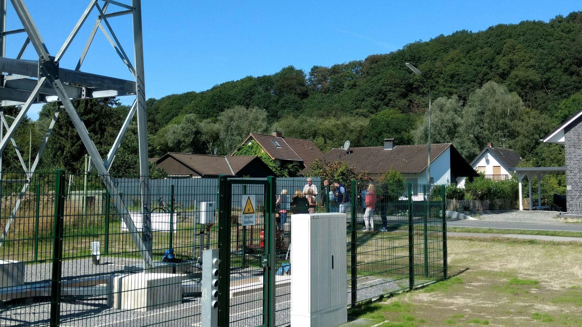 Ein Mobilfunkmast steht an einer Straße.