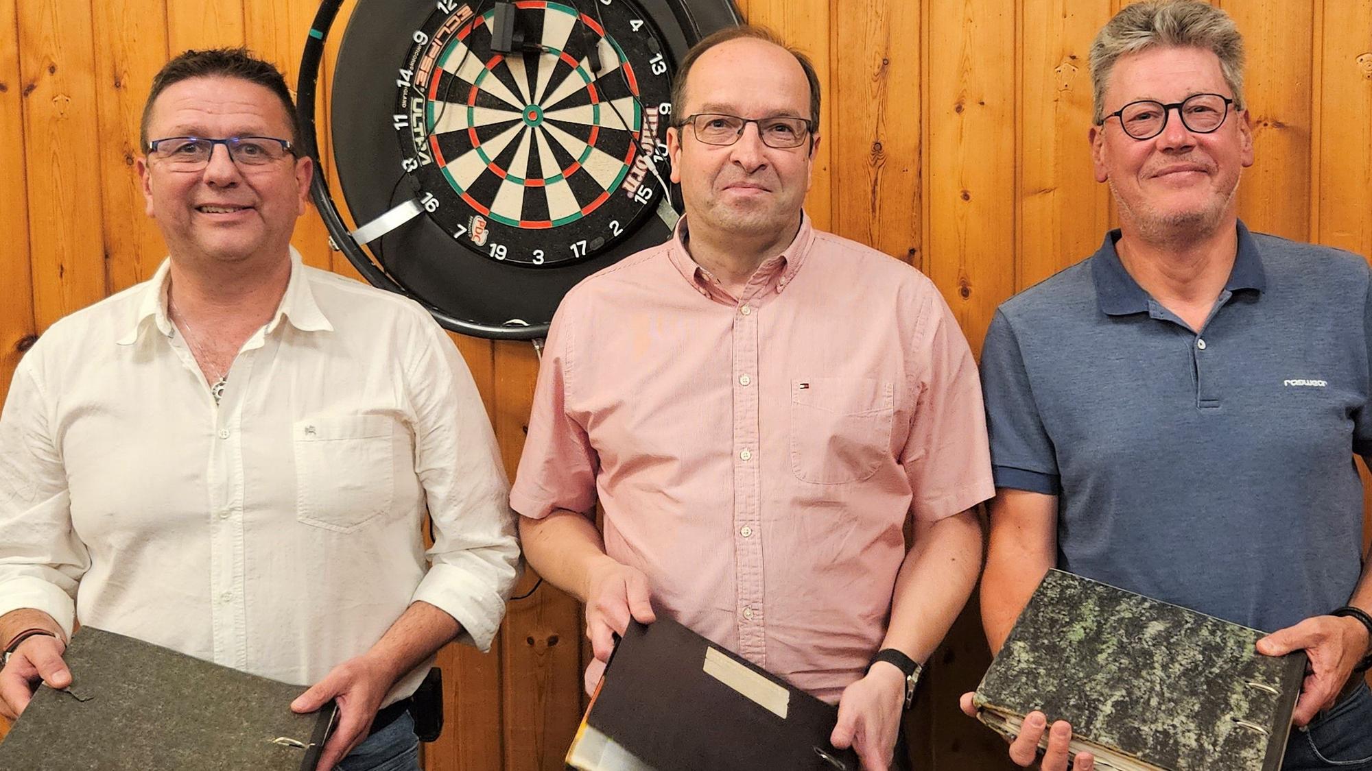 Zu sehen ist der neue Vorstand des Vereinskartells: Guido Keutgen (v.l.), Stefan Kupp und Ralph Drehsen halten jeder einen Ordner in der Hand.
