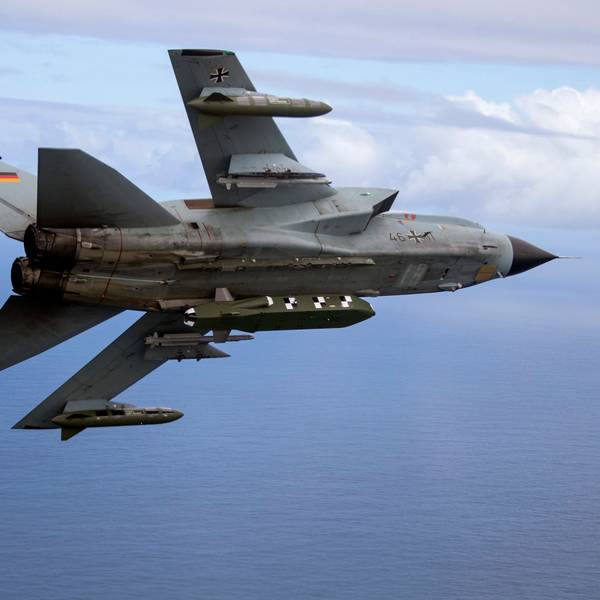 Die von der Bundeswehr herausgegebene Aufnahme zeigt einen Kampfjet Tornado bestückt mit dem Lenkflugkörper Taurus. Die Ukraine fordert von der Bundesregierung Marschflugkörper, um auch Stellungen der russischen Streitkräfte weit hinter der Frontlinie angreifen zu können. (Archivbild)