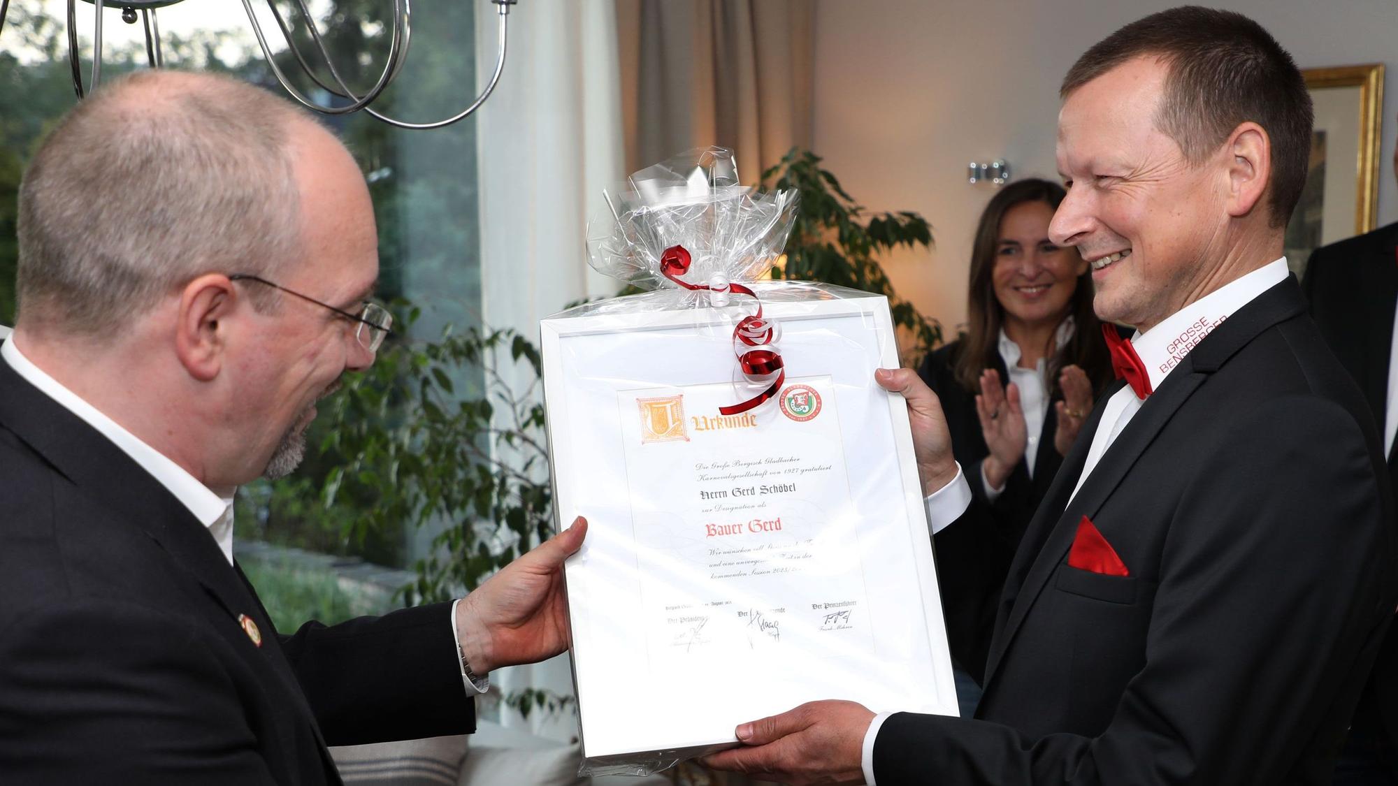 Bauer in spe Gerd (Schöbel) erhält eine Urkunde von Große-Gladbacher-Präsident Alexander Pfister.