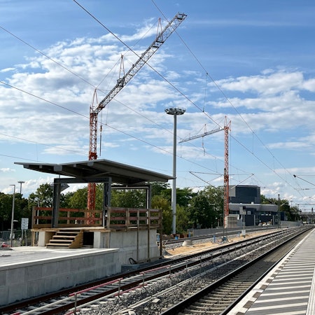 Am Bahnhof Leverkusen-Mitte stehen Baukräne.
