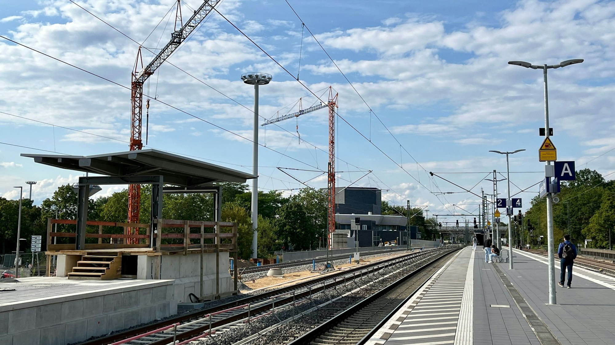 Die Oberleitung des neuen RRX-Gleises im Bahnhof Leverkusen-Mitte
