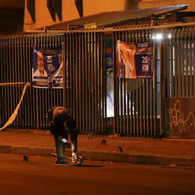 Polizisten untersuchen das Gelände vor der Schule in Ecuador, wo Präsidentschaftskandidat Fernando Villavicencio während einer Wahlkampfveranstaltung erschossen wurde.