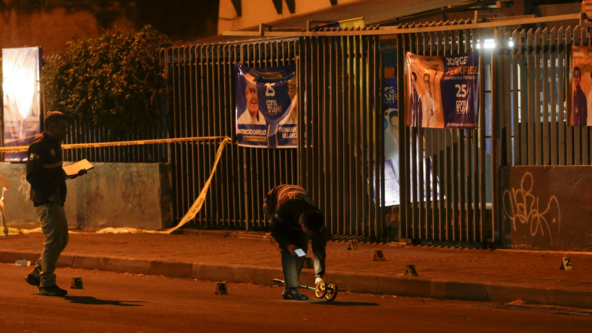 Polizisten untersuchen das Gelände vor der Schule in Ecuador, wo Präsidentschaftskandidat Fernando Villavicencio während einer Wahlkampfveranstaltung erschossen wurde.
