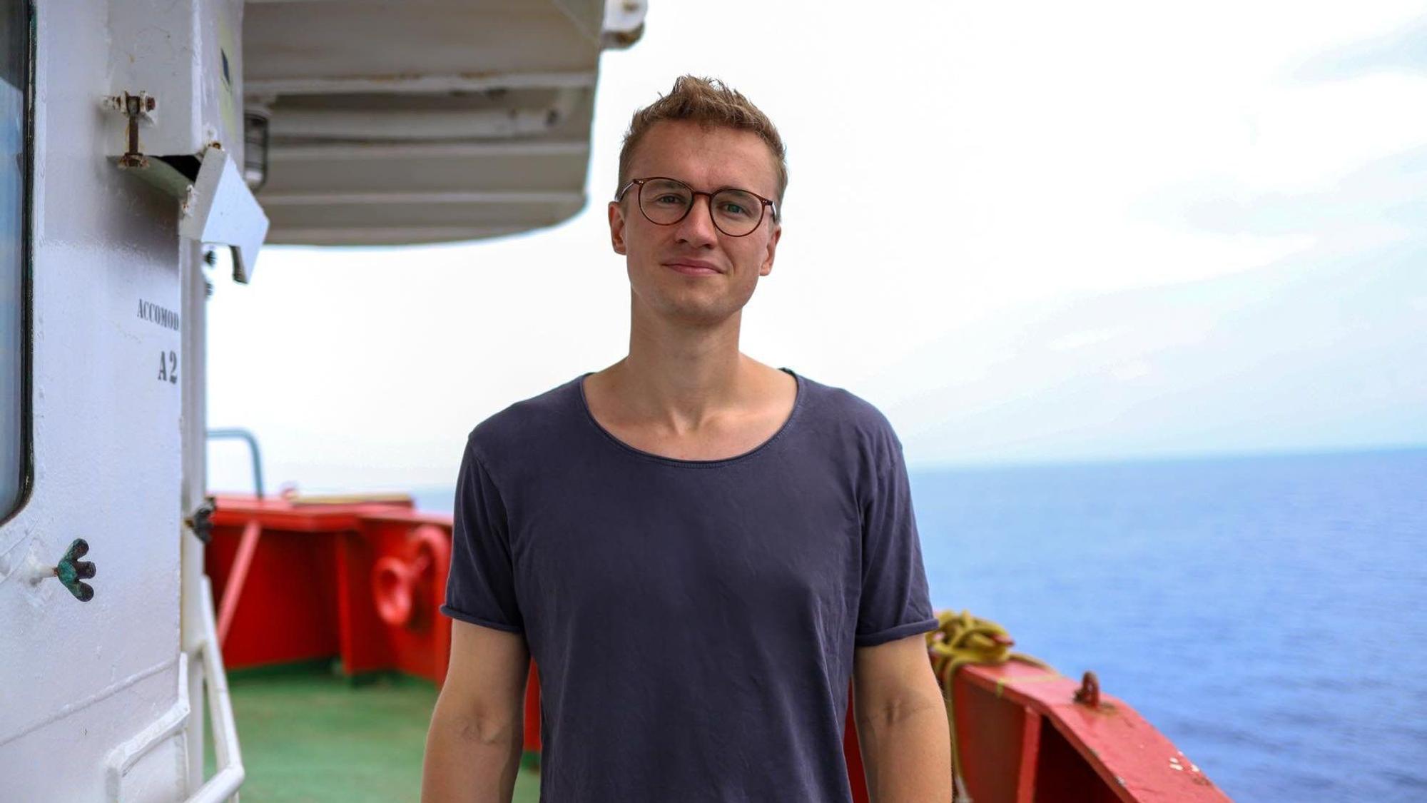 ARCHIV - 11.08.2022, ---, Mittelmeer: Der Bundestagsabgeordnete Julian Pahlke (Grüne), auf dem Seenotrettungsschiff "Sea-Eye 4". Der Grünen-Politiker war seit Ende Juli 2022 an Bord des deutschen Seenotrettungsschiffs «Sea-Eye 4» und erlebte mit, wie 87 Menschen gerettet wurden.
