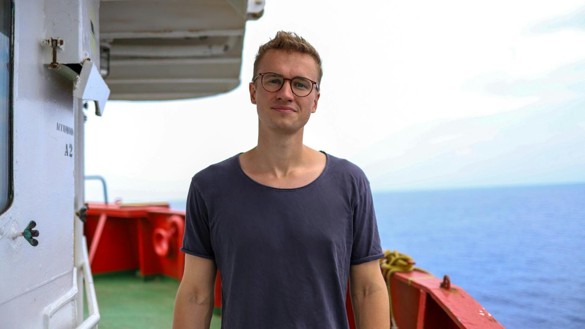 ARCHIV - 11.08.2022, ---, Mittelmeer: Der Bundestagsabgeordnete Julian Pahlke (Grüne), auf dem Seenotrettungsschiff "Sea-Eye 4". Der Grünen-Politiker war seit Ende Juli 2022 an Bord des deutschen Seenotrettungsschiffs «Sea-Eye 4» und erlebte mit, wie 87 Menschen gerettet wurden.