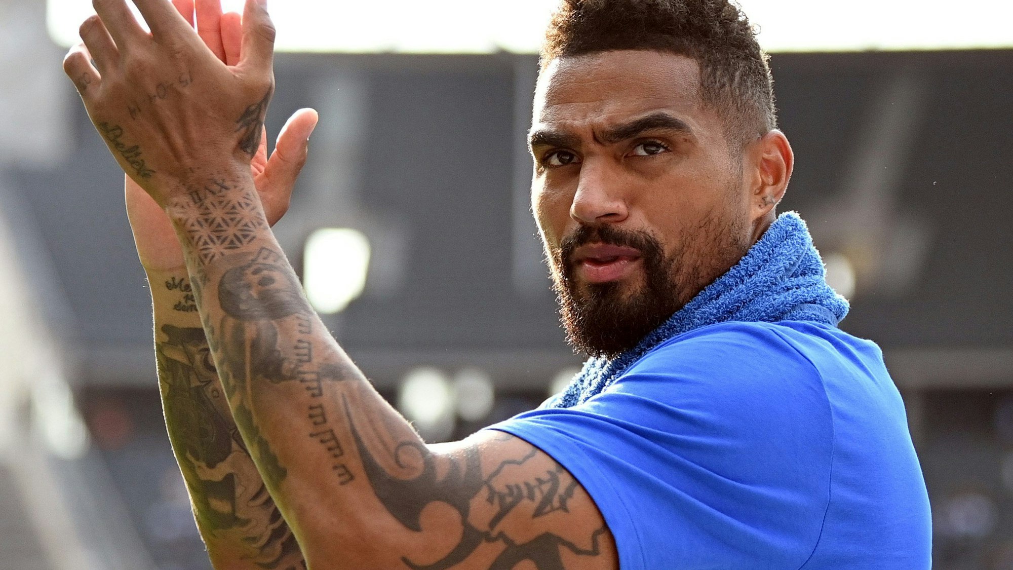 Kevin-Prince Boateng von Hertha applaudiert nach Spielende in Richtung der Fans.