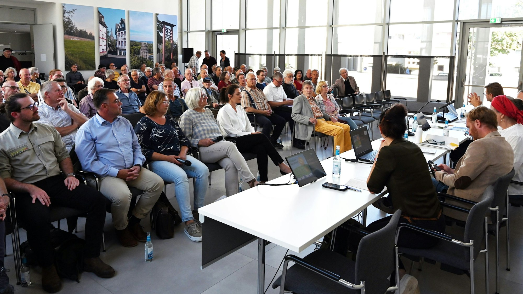 Mehr als 120 Interessierte sind in Waldbröls Bürgersaal gekommen, um dort von der Initiative „Wind in der Nutscheid“ und einigen Fachleuten mehr zu erfahren über den geplanten Bau eines Windparks auf dem Nutscheid-Höhenzug zwischen Windeck, Waldbröl und Ruppichteroth. Der Saal war vollbesetzt.