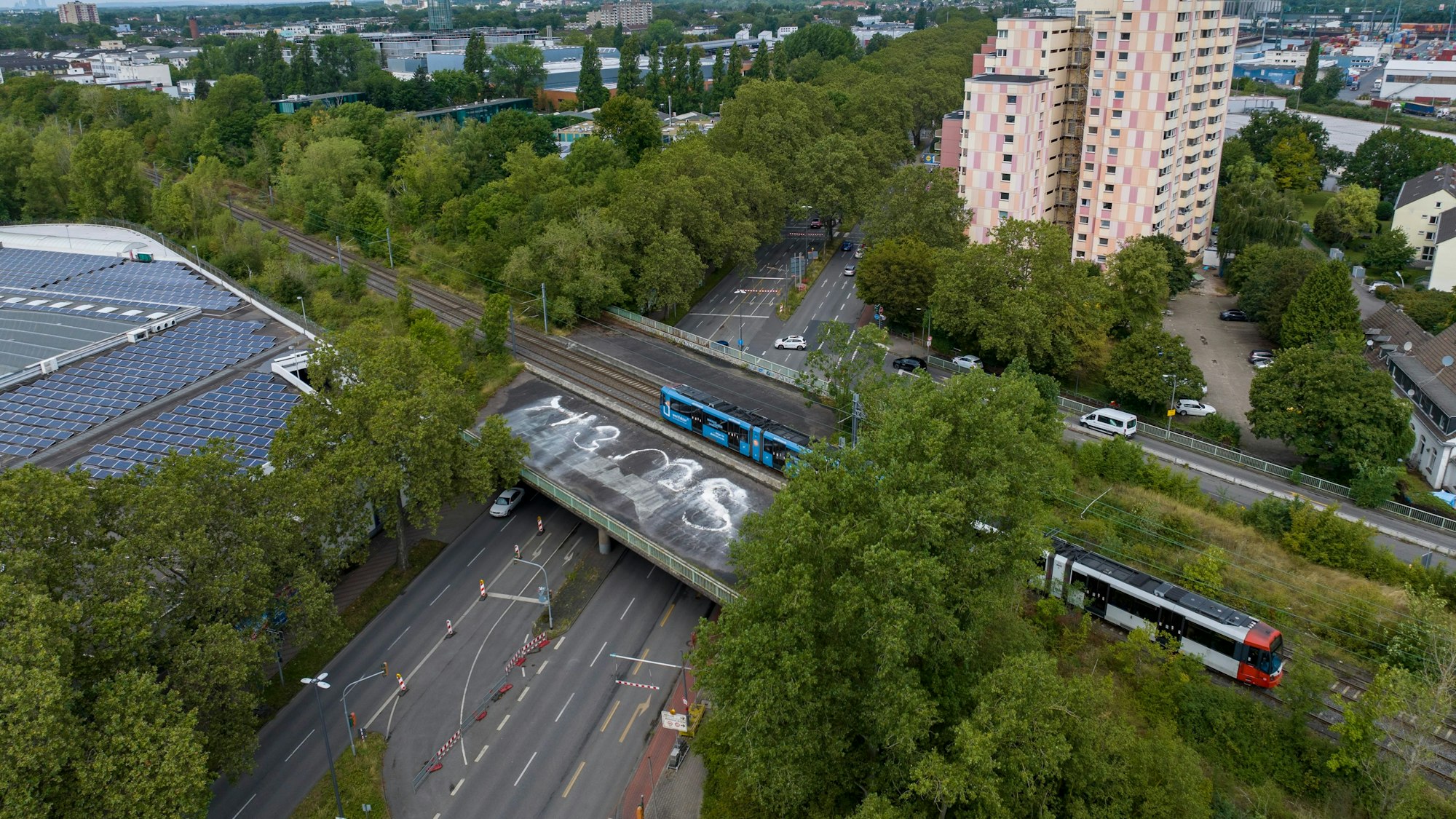 Aufnahmen der Hochbahnstrecke der Linie 13 der KVB an der Kreuzung Boltensternstraße