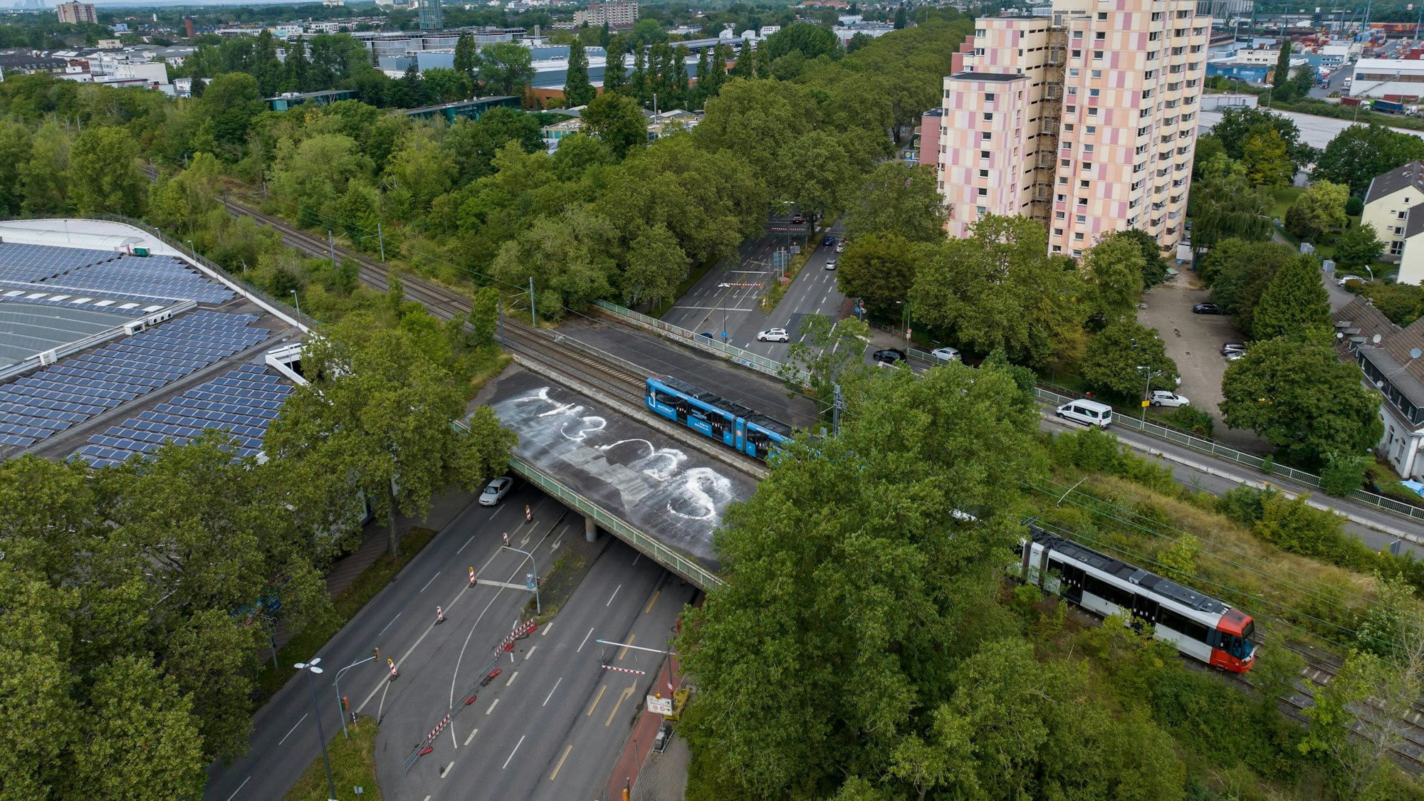 Aufnahmen der Hochbahnstrecke der Linie 13 der KVB an der Kreuzung Boltensternstraße
