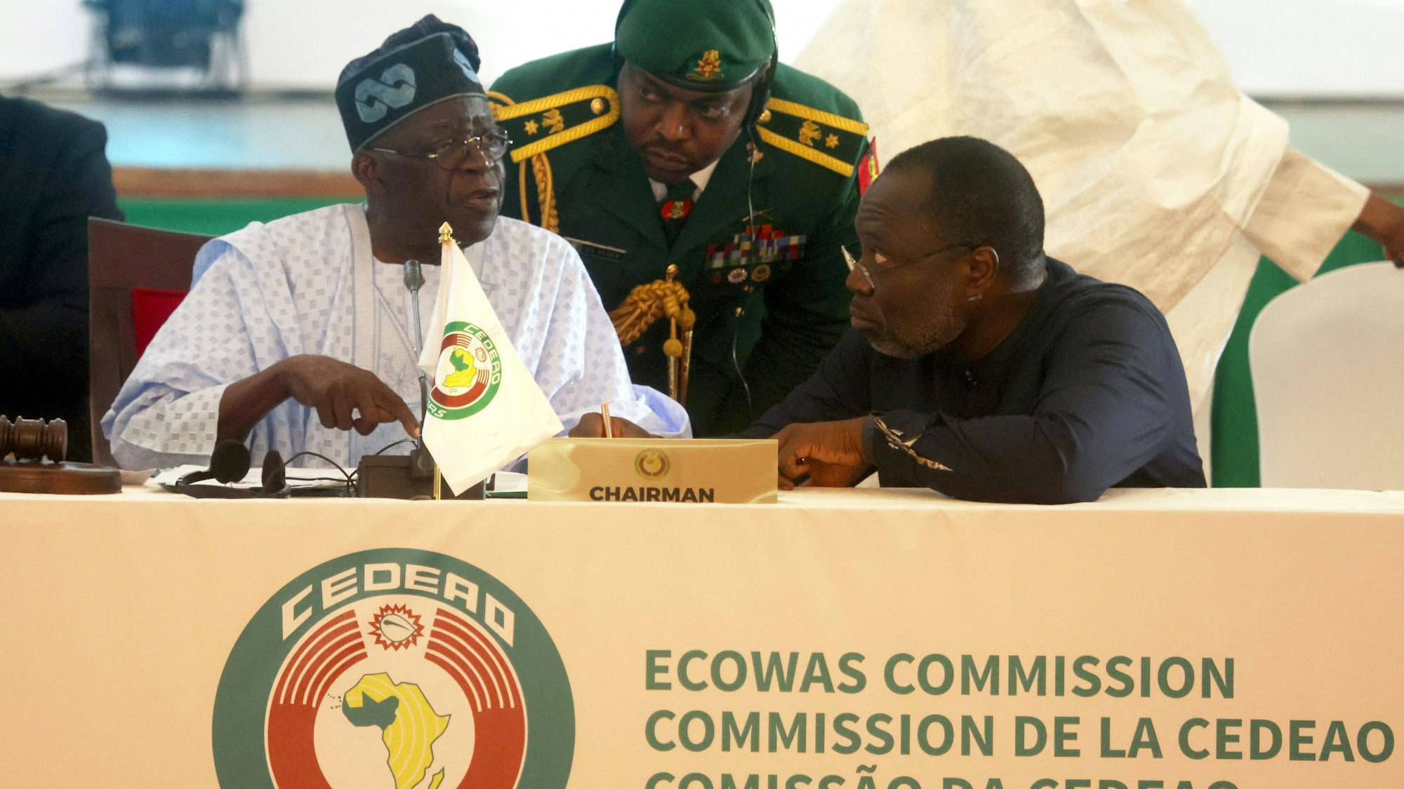 Nigerias Staatspräsident, Bola Ahmed Tinubu (l.) sprcht mit Omar Touray, dem Präsident der Ecowas-Kommission.