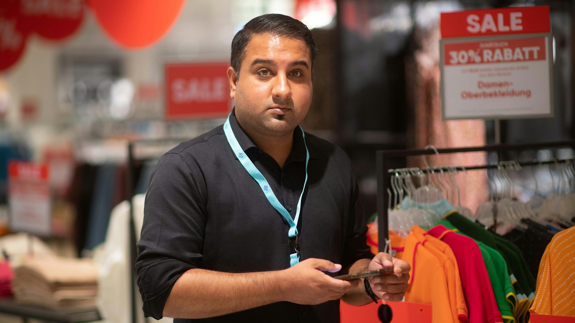 Der Geschäftsführer der Euskirchener Galeria-Filiale, Wenkal Bahija, steht in der Textil-Abteilung des Kaufhauses.