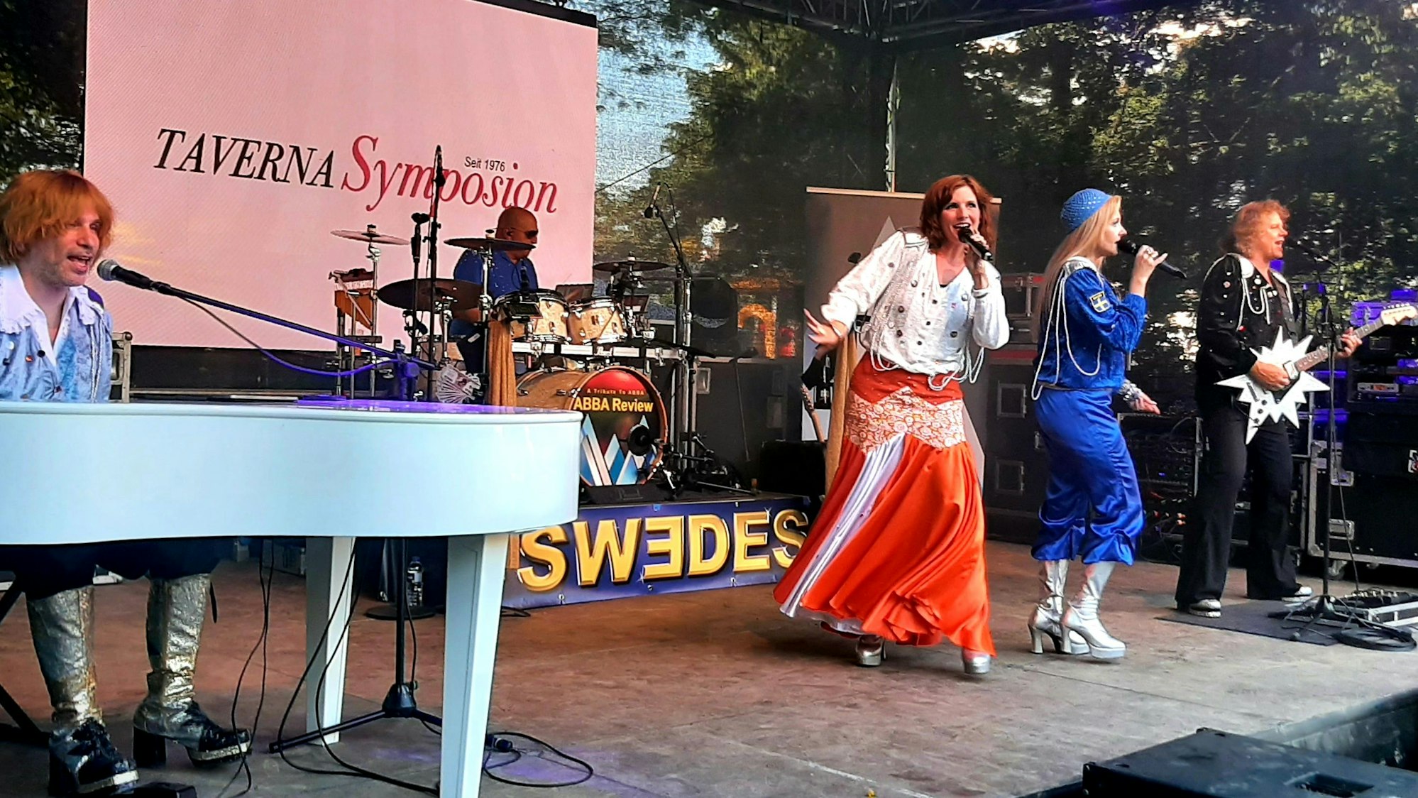 Die Abba-Coverband4 Swedes auf der Bühne.