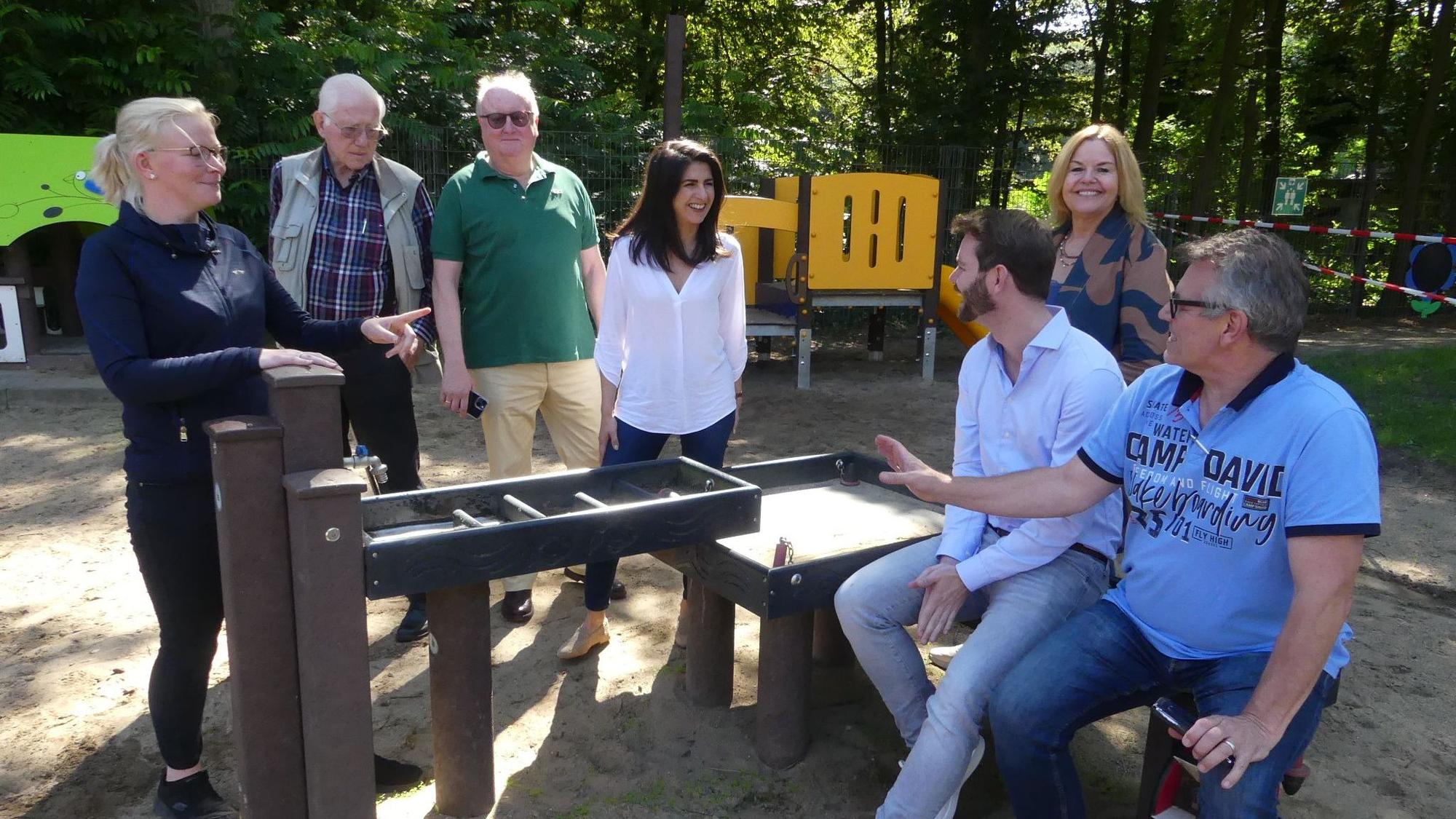 Die Besucher stehen am Spielgerüst.