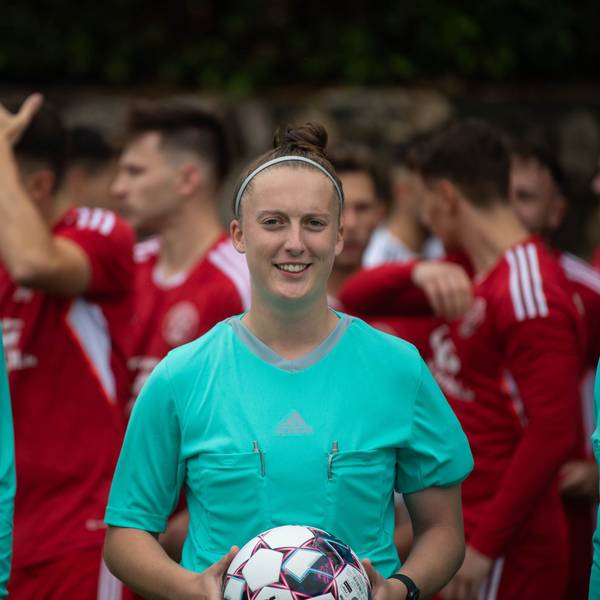 Schiedsrichterin Lisa Reinecke vor dem Pokalfinale. Sie hält einen Ball in ihren Händen.