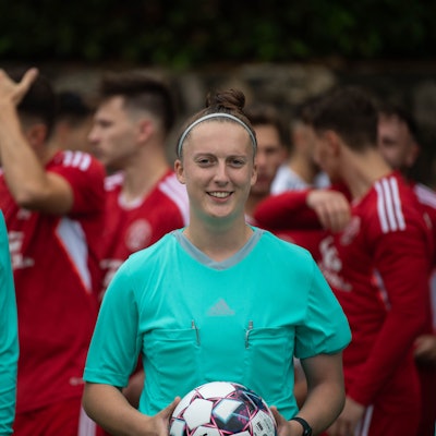 Schiedsrichterin Lisa Reinecke vor dem Pokalfinale. Sie hält einen Ball in ihren Händen.