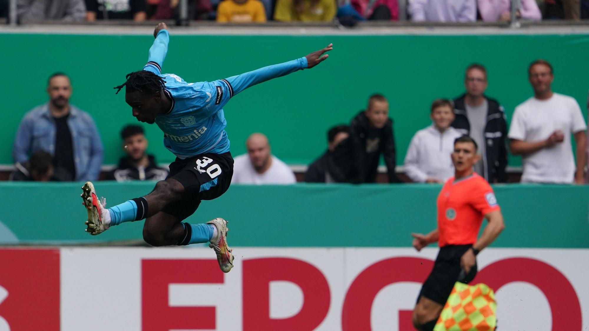Jeremie Frimpong überfliegt Ottensens Keeper Marius Liesegang.