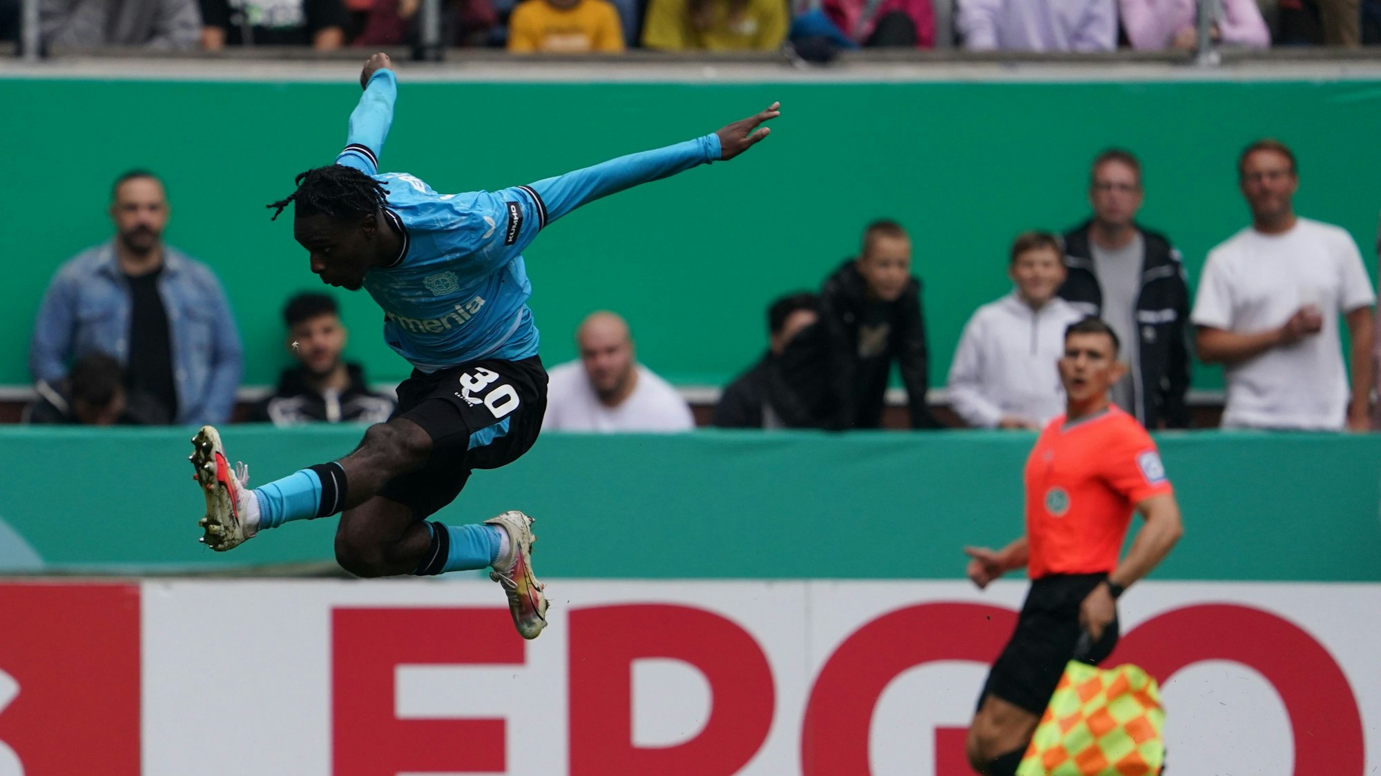 Jeremie Frimpong überfliegt Ottensens Keeper Marius Liesegang.