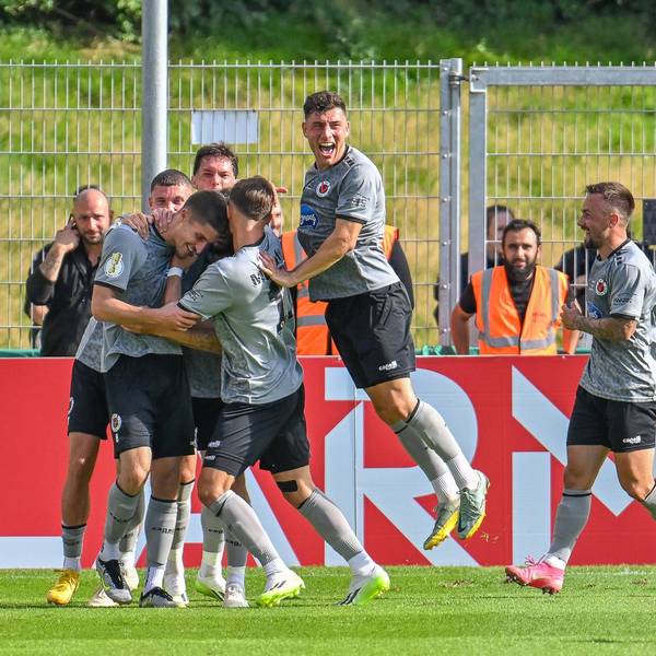 Spieler von Viktoria Köln jubeln über Tor